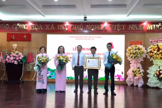 Văn phòng Sở Giáo dục và Đào tạo Thành phố Hồ Chí Minh vinh dự đón nhận Huân chương Lao động hạng Nhì.