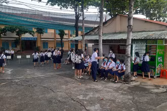 Học sinh Trường trung học cơ sở Xuân Trường, thành phố Thủ Đức tựu trường năm học 2023-2024.