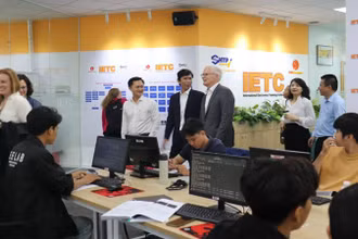 Các thành viên Hiệp hội Công nghiệp bán dẫn Hoa Kỳ thăm Trung tâm điện tử và vi mạch bán dẫn.