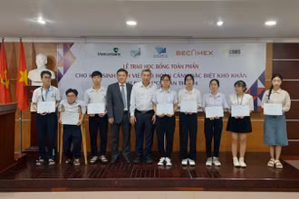 Sinh viên có hoàn cảnh đặc biệt khó khăn nhận học bổng của Đại học Quốc gia Thành phố Hồ Chí Minh.