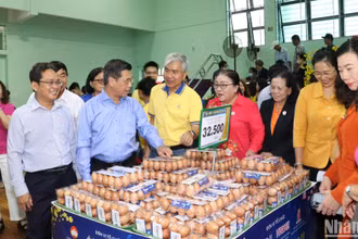 Lãnh đạo Thành phố Hồ Chí Minh tham quan gian hàng 0 đồng cho người dân trong dịp Tết Nguyên đán.