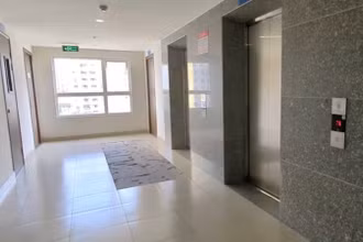 Gạch lót nền dọc hành lang của chung cư bị bong tróc
