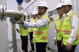 Đoàn đi kiểm tra thực tế giải pháp biến tần tại Nhà máy Nhiệt điện Vĩnh Tân 2.