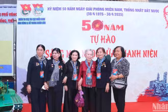 Các đại biểu tham dự buổi họp mặt.