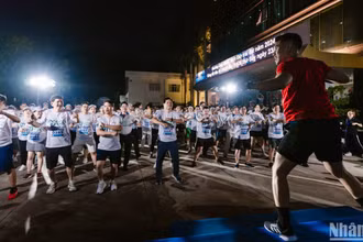 Cán bộ, công nhân viên, người lao động Tổng công ty Điện lực miền nam hưởng ứng hoạt động tiết kiệm điện trong chiến dịch Giờ Trái đất 2024.