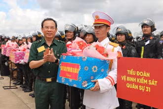 Bí thư Thành ủy Thành phố Hồ Chí Minh Nguyễn Văn Nên tặng quà cho cán bộ, chiến sĩ tham gia buổi diễn tập. (Ảnh: Công an cung cấp)