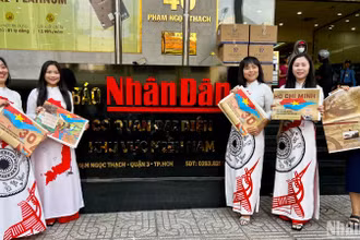 Bạn đọc nhận phụ san đặc biệt và check in tại Cơ quan đại diện khu vực miền nam.