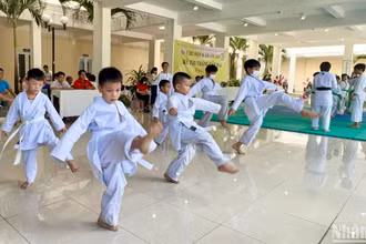 Học sinh cấp Tiểu học tham dự kỳ thi lên đai môn võ tại thành phố Thủ Đức.