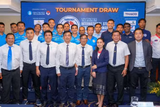 Đại diện Ban tổ chức và các đội bóng tại buổi họp kỹ thuật và bốc thăm chia bảng. (Ảnh: Độc Lập)