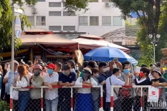 Nhiều người dân đến theo dõi quá trình xét xử bà Nguyễn Phương Hằng và các đồng phạm.