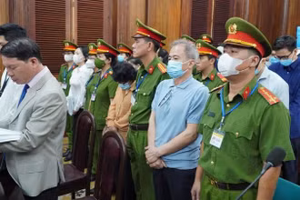 Các bị cáo tại phiên xét xử sơ thẩm sáng 5/3.