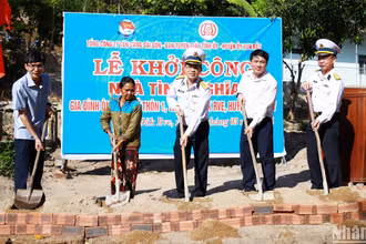 Các đại biểu thực hiện nghi thức khởi công xây dựng nhà tình nghĩa cho một hộ dân.