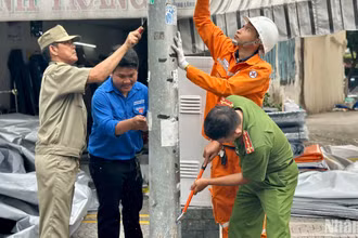 Các đơn vị xóa bảng quảng cáo vặt trên cột điện.