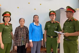 Bà Giáp Thị Sông Hương (áo xanh) và bà Trang Mỹ Nhanh tại cơ quan Công an. (Ảnh: Công an cung cấp)