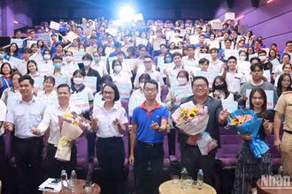 Đại biểu và sinh viên chụp ảnh kỷ niệm tại chương trình.