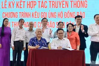 Đại diện lãnh đạo hai đơn vị ký hợp tác truyền thông lan tỏa các thông điệp tích cực. (Ảnh: HUYỀN TRÂN)