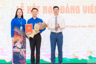 Đồng chí: Nguyễn Thị Hồng, Bí thư Đảng ủy; Nguyễn Anh Tuấn, Đảng ủy viên, Phó Hiệu trưởng Nhà trường trao quyết định và tặng hoa chúc mừng Đảng viên mới tại buổi lễ
