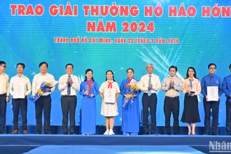 Lãnh đạo Thành phố Hồ Chí Minh trao giải cho đại diện các đơn vị đoạt giải thưởng Hồ Hảo Hớn