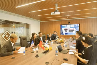 Tasco làm việc cùng Havard Business School.