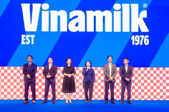 Bà Mai Kiều Liên (người cầm mic) cùng lãnh đạo Vinamilk chia sẻ về tầm nhìn, định vị của công ty nhân dịp ra mắt bộ nhận diện thương hiệu mới.