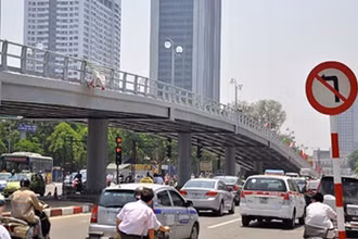 Cầu dầm thép chống ùn tắc trên đường Tây Sơn, Hà Nội. (Ảnh: VIỆT HÀ) 