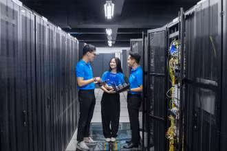 Đội ngũ kỹ sư trẻ của một đơn vị chuyên nghiên cứu, phát triển sản phẩm và giải pháp công nghệ. (Ảnh SƠN TÙNG)