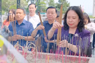 Phó Chủ tịch nước Võ Thị Ánh Xuân, Phó Thủ tướng Trần Hồng Hà dâng hương tại Nghĩa trang Liệt sĩ quốc gia Đường 9.