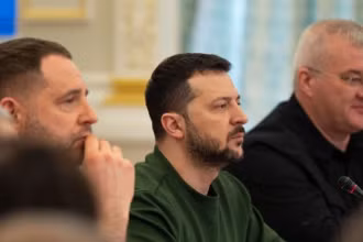 Tổng thống Ukraine Volodymyr Zelensky tại cuộc họp ở Kiev hồi năm ngoái. (Ảnh: AFP/TTXVN) 