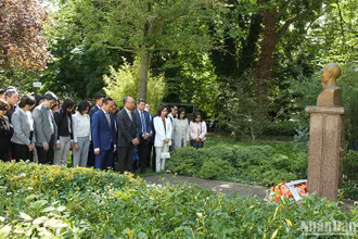 Dâng hoa trước tượng Chủ tịch Hồ Chí Minh trong công viên Montreau ở thành phố Montreuil và dành phút mặc niệm tưởng nhớ, bày tỏ lòng biết ơn vô hạn về công lao trời biển của Người. (Ảnh: Khải Hoàn)