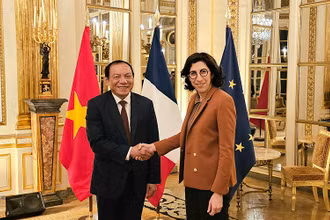Bộ trưởng Văn hóa Pháp Rima Abdul Malak chào đón Bộ trưởng Văn hóa, Thể thao và Du lịch Nguyễn Văn Hùng tới thăm và làm việc tại Pháp. Ảnh: Minh Duy.