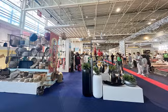 Hai cụm gian hàng Việt Nam hiện diện tại vị trí trung tâm trong khu vực Hall 8 – thuộc chủ đề Unique&Eclectic của triển lãm, thể hiện sự giao thoa các nền văn hóa từ khắp nơi trên thế giới, quy tụ các nhà trưng bày truyền cảm hứng và các sản phẩm tinh xảo, độc đáo, mang đậm màu sắc dân tộc.