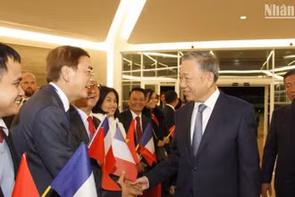 Tiến sĩ, bác sĩ Võ Toàn Trung cùng đông đảo kiều bào vui mừng đón Tổng Bí thư , Chủ tịch nước Tô Lâm thăm chính thức Cộng hòa Pháp ngày 3/10/2024.
