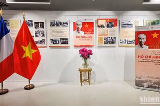 Gần 200 hình ảnh tư liệu được trưng bày tại Paris để bày tỏ lòng biết ơn vô hạn đối với công lao trời biển của Chủ tịch Hồ Chí Minh. Ảnh; Minh Duy.