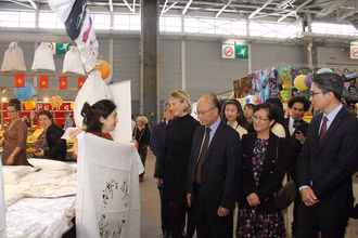 Đại sứ Đinh Toàn Thắng và Phu nhân cùng bà Carine Preterre, Tổng Giám đốc Comexposium, thăm gian hàng thêu tay. (Ảnh: Khải Hoàn)