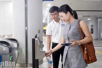 Sau một tháng miễn phí, tuyến tàu điện bắt đầu thu vé từ ngày 21/1, với mức 6.000 đến 20.000 đồng mỗi lượt, hành khách có thể thanh toán qua thẻ ngân hàng, app metro...
