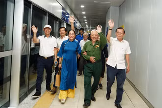 Ngay từ sáng sớm, hàng ngàn vị khách đặc biệt đã có buổi trải nghiệm đầy cảm xúc trong lần đầu tiên tuyến Metro số 1 Thành phố Hồ Chí Minh (Metro Bến Thành-Suối Tiên) chạy thử nghiệm tự động trên toàn tuyến.