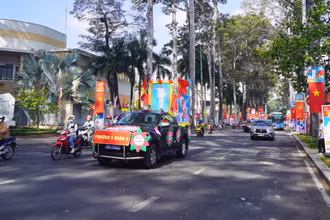 Sắc đỏ quốc kỳ, xe cổ động... xuất hiện tại các tuyến đường hướng tới Lễ kỷ niệm 50 năm Ngày Giải phóng miền nam, thống nhất đất nước.