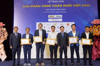 Ban tổ chức trao bằng khen các sản phẩm đạt Danh hiệu Sản phẩm Vàng chăn nuôi lần thứ 3 năm 2024.