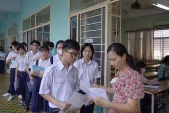 Sáng 6/6, học sinh lớp 9 của Thành phố Hồ Chí Minh đến các điểm thi để làm thủ tục dự thi tuyển sinh vào lớp 10 trung học phổ thông năm học 2024-2025.