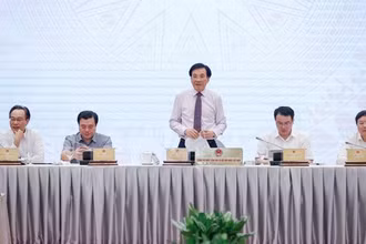 Bộ trưởng, Chủ nhiệm Văn phòng Chính phủ Trần Văn Sơn chủ trì họp báo Chính phủ thường kỳ tháng 6. (Ảnh: VGP) 
