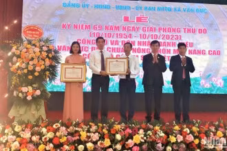 Đồng chí Nguyễn Việt Hà, Thành ủy viên, Bí thư huyện ủy Gia Lâm, Thành phố Hà Nội, trao bằng công nhận Văn Đức đạt chuẩn xã nông thôn mới nâng cao. (Ảnh: VĂN ANH)