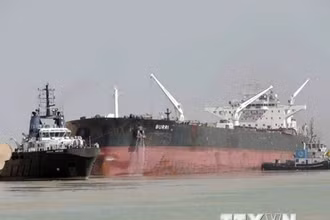 Vụ va chạm giữa hai tàu đã gây gián đoạn giao thông trên kênh Suez. (Nguồn: AP)