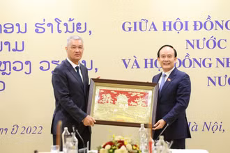 Chủ tịch Hội đồng nhân dân TP Hà Nội trao quà lưu niệm tặng Chủ tịch Hội đồng nhân dân Thủ đô Vientiane.