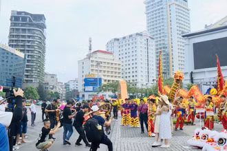 Các lễ hội trong ngày đầu tiên của kỳ nghỉ lễ diễn ra tại thành phố Hạ Long thu hút đông đảo du khách tham quan, trải nghiệm.