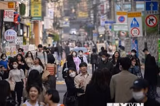 Người dân di chuyển trên đường phố tại Seoul, Hàn Quốc. (Ảnh: AFP/TTXVN)
