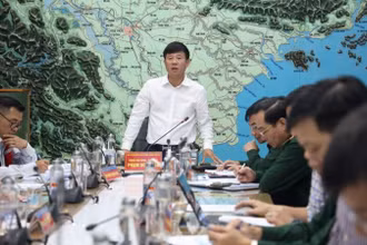 Hội nghị thông tin, chỉ đạo ứng phó với áp thấp nhiệt đới và mưa lũ miền trung sáng 18/10.