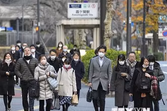 Người dân trên đường tới nơi làm việc ở Tokyo, Nhật Bản ngày 28/12/2022. (Ảnh: Kyodo/TTXVN)