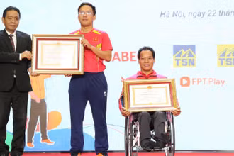 Vận động viên Lê Văn Công (bìa phải) và huấn luyện viên Lê Quang Thái nhận Huân chương Lao động hạng Ba.