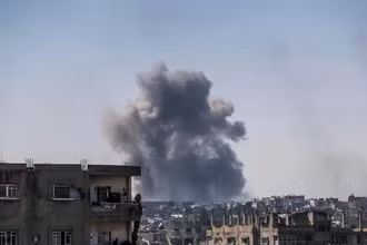 Khói bốc lên sau cuộc không kích của Israel tại Gaza. (Ảnh: TTXVN)