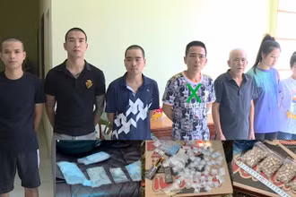 Phạm Quốc Trung (X) và các đối tượng buôn ma túy bị bắt giữ cùng tang vật vụ án. 